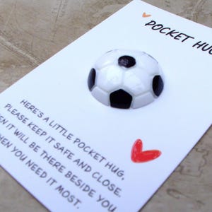 Fútbol de bolsillo con abrazo: ficha de fútbol, regalo de San Valentín, un recuerdo sincero, un afecto preciado, un regalo de amor infinito.