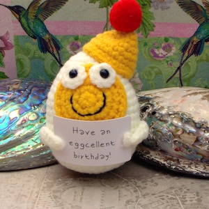 Positivity Egg – Handmade Crochet Birthday Gift with Encouraging Sign, Whimsical Amigurumi Yolk with Party Hat