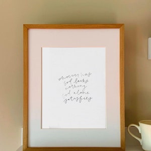 Versetto della Bibbia Stampa Calligrafia Graziosa Carta da Parati Arte Murale Salvaschermo Chi ha Dio non manca di nulla, di Avila Download Digitale