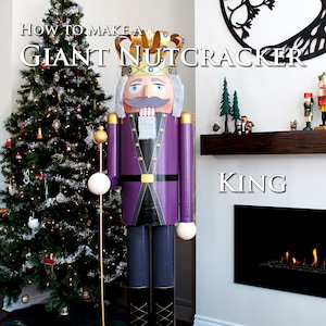 Puede incluir: Un cascanueces de madera grande, pintado de morado y dorado, con una corona, bigote y barba. El cascanueces sostiene un bastón dorado con un orbe blanco en la parte superior. El cascanueces está de pie sobre una base morada y dorada. El texto "HOW TO MAKE A GIANT NUTCRACKER" está en la parte superior de la imagen. El texto "KING" está en la esquina inferior derecha de la imagen. El texto "Joelle Meijer" está en la esquina inferior derecha de la imagen.