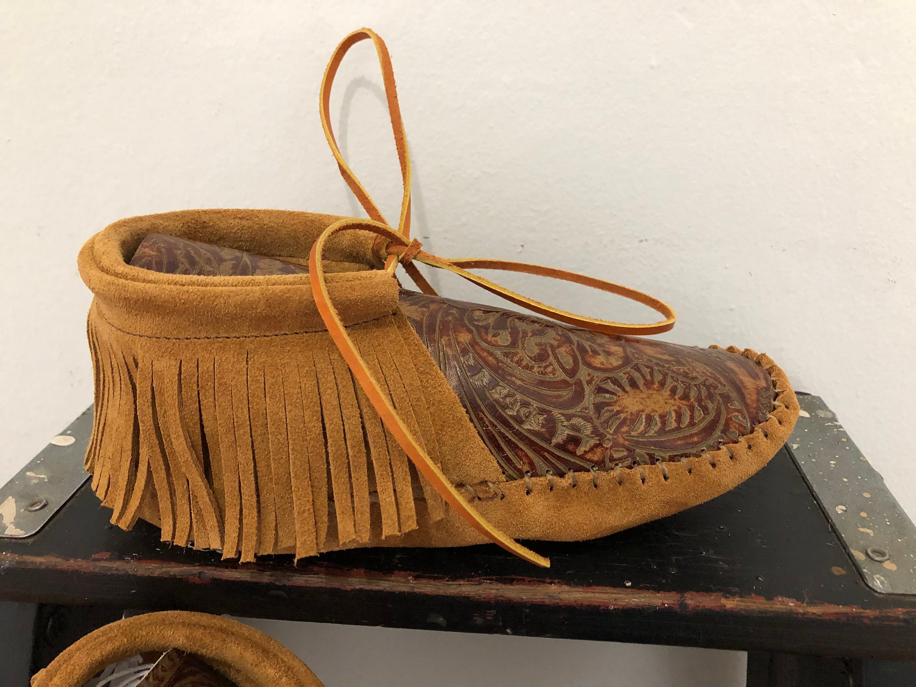 these handcrafted moccasins are made completely of leather Inspired by a fusion of Native American and western cultures Schoenen Herenschoenen sloffen 
