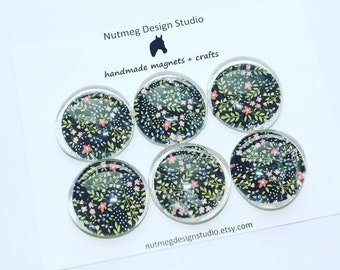 Imanes de vidrio reciclado con diseño floral negro hechos a mano (juego de 6)