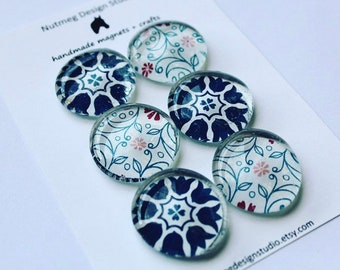 Juego de 6 imanes florales de vidrio reciclado hechos a mano, de estilo folklórico azul marino y rosa, de neodimio, resistentes, para nevera, taquilla o para regalo.