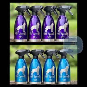 K&ouml;nnte beinhalten: Acht Spr&uuml;hflaschen mit schwarzen Spr&uuml;hk&ouml;pfen, angeordnet in zwei Reihen. Die obere Reihe zeigt vier violette Flaschen, die untere Reihe vier blaue Flaschen. Jede Flasche zeigt eine wei&szlig;e Hundesilhouette, den Text MBF Specialty und das Jahr 2025.