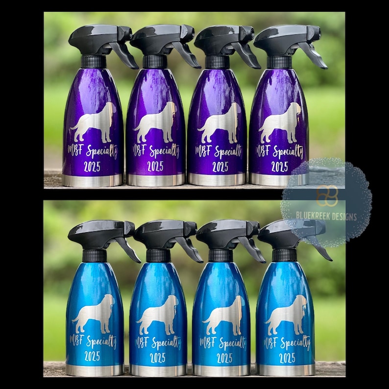 K&ouml;nnte beinhalten: Acht Spr&uuml;hflaschen mit schwarzen Spr&uuml;hk&ouml;pfen, angeordnet in zwei Reihen. Die obere Reihe zeigt vier violette Flaschen, die untere Reihe vier blaue Flaschen. Jede Flasche zeigt eine wei&szlig;e Hundesilhouette, den Text MBF Specialty und das Jahr 2025.