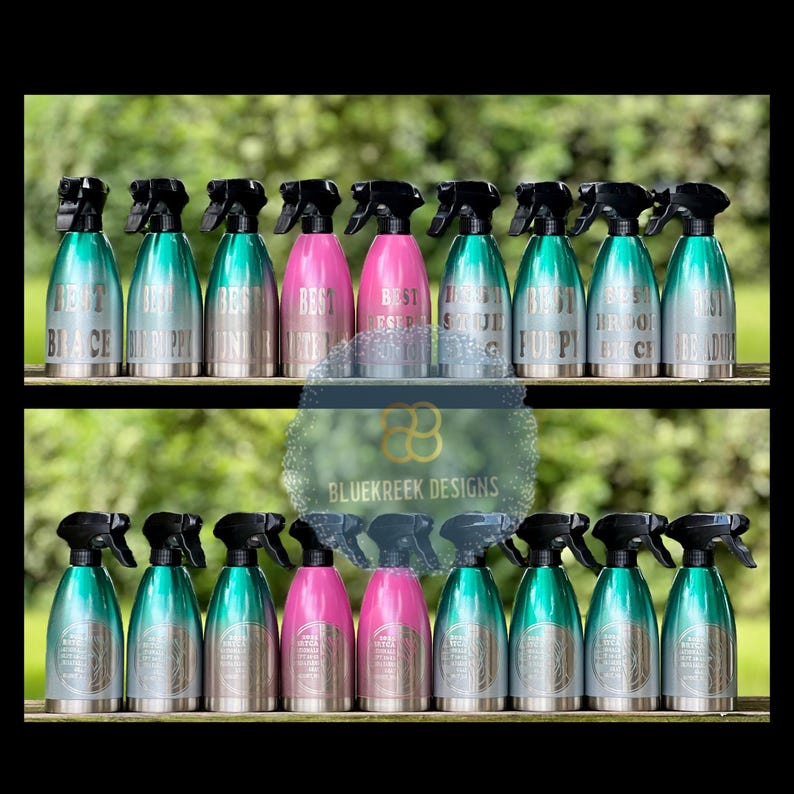 K&ouml;nnte beinhalten: Eine Sammlung von Metallspr&uuml;hflaschen mit schwarzen Spr&uuml;hk&ouml;pfen, die ein Farbverlauf-Design von T&uuml;rkis zu Silber aufweisen, mit Ausnahme von zwei einfarbig pinken Flaschen. Jede Flasche tr&auml;gt gravierten Text und das Logo BLUEKREEK DESIGNS.