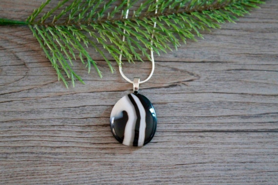 Mixte Noir Blanc Et Gris Pendentif En Verre Fusion Flaque Deau Avec Chaine En Métal Argenté Ou Collier Satin Trésors De Verre Unique