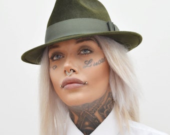 Kapelusz fedora w kolorze leśnej zieleni z welurowego filcu