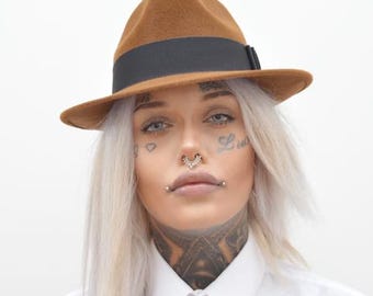 Ręcznie robiony damski brązowy kapelusz fedora z welurowego filcu z czarną wstążką