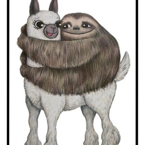 Pode incluir: Ilustra&ccedil;&atilde;o fantasiosa de uma lhama e uma pregui&ccedil;a se abra&ccedil;ando. A lhama tem rosto e corpo brancos com detalhes marrons, enquanto a pregui&ccedil;a &eacute; marrom. A imagem &eacute; emoldurada em preto.