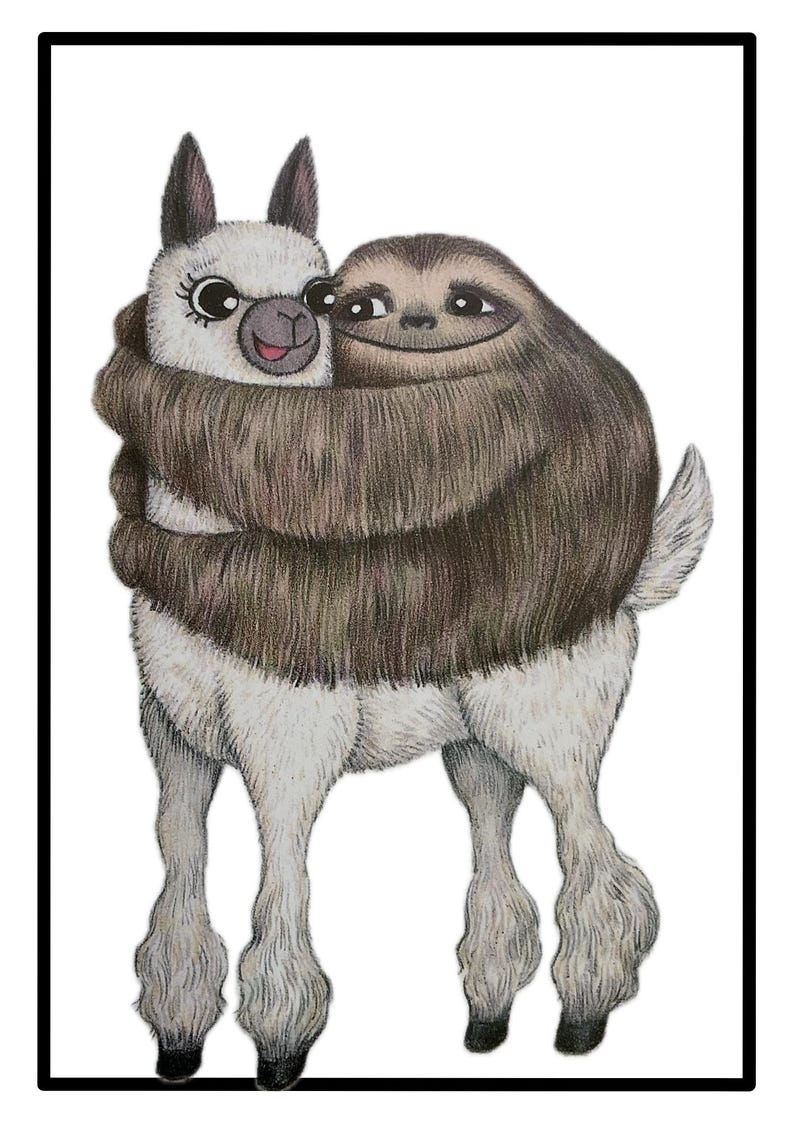 Pode incluir: Ilustra&ccedil;&atilde;o fantasiosa de uma lhama e uma pregui&ccedil;a se abra&ccedil;ando. A lhama tem rosto e corpo brancos com detalhes marrons, enquanto a pregui&ccedil;a &eacute; marrom. A imagem &eacute; emoldurada em preto.