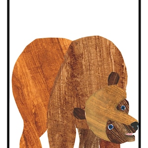 Pode incluir: Ilustra&ccedil;&atilde;o de um urso castanho com pelo texturizado, retratado em posi&ccedil;&atilde;o de p&eacute;. O urso tem uma cabe&ccedil;a castanho-clara com olhos azuis e um nariz preto. A obra de arte &eacute; definida contra um fundo branco.