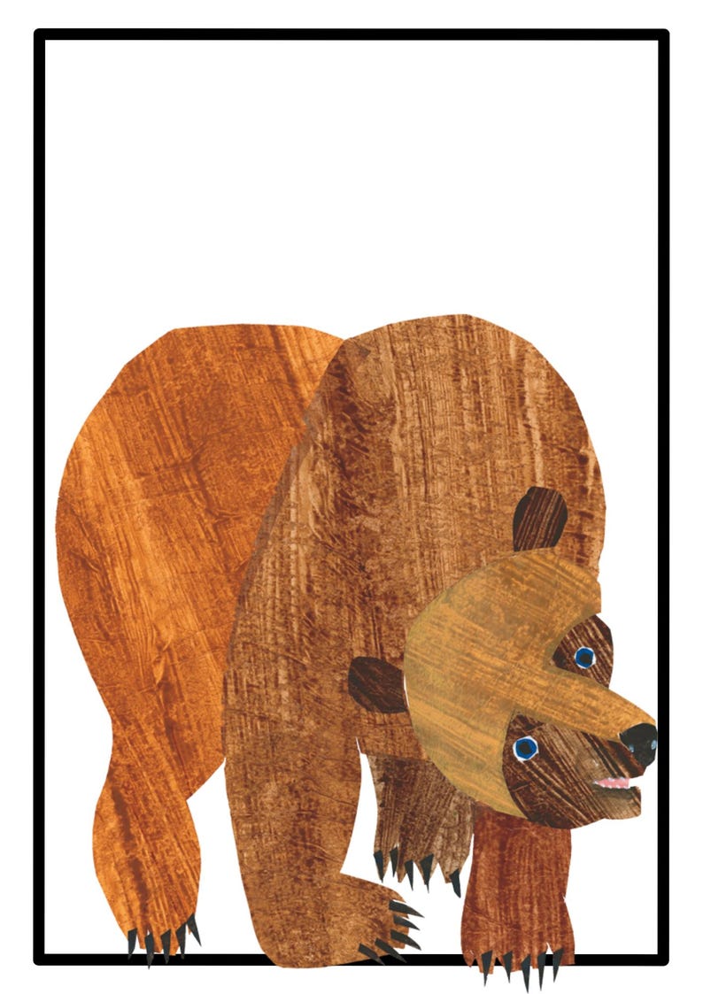 Pode incluir: Ilustra&ccedil;&atilde;o de um urso castanho com pelo texturizado, retratado em posi&ccedil;&atilde;o de p&eacute;. O urso tem uma cabe&ccedil;a castanho-clara com olhos azuis e um nariz preto. A obra de arte &eacute; definida contra um fundo branco.