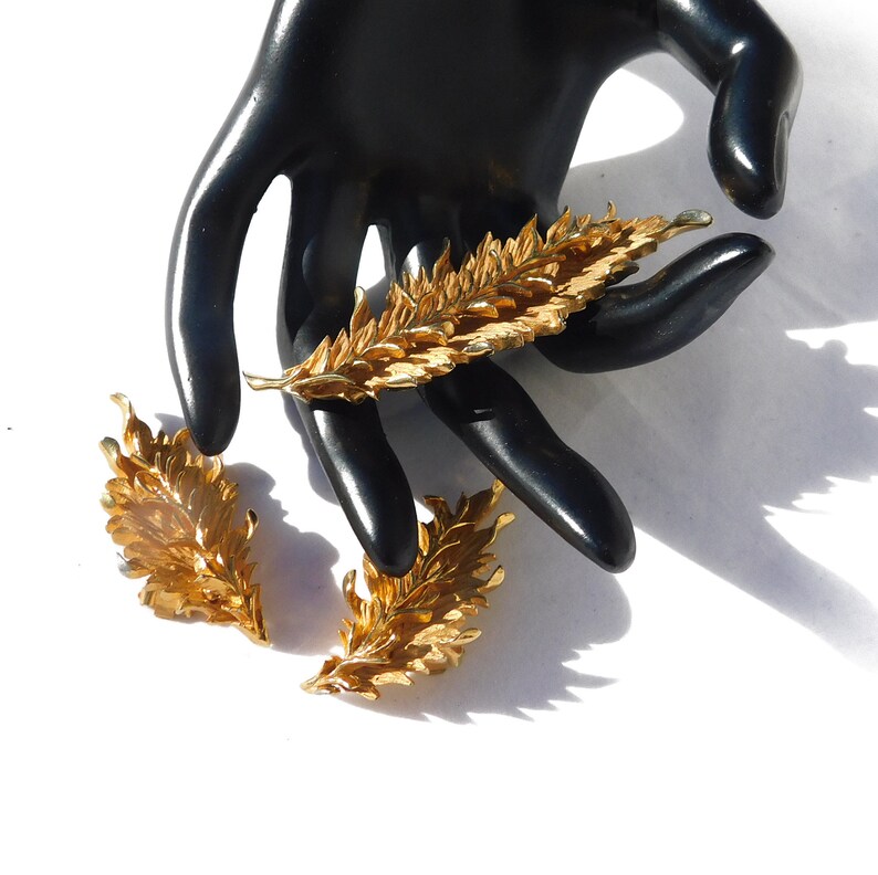 Textured 1910 Detailed Gift for Her Eye Catching VHtF Brooch Goldentone Hattie Carnegie GOLDEN FEATHER Set Clip Earrings Stunning