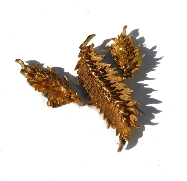Textured 1910 Detailed Gift for Her Eye Catching VHtF Brooch Goldentone Hattie Carnegie GOLDEN FEATHER Set Clip Earrings Stunning