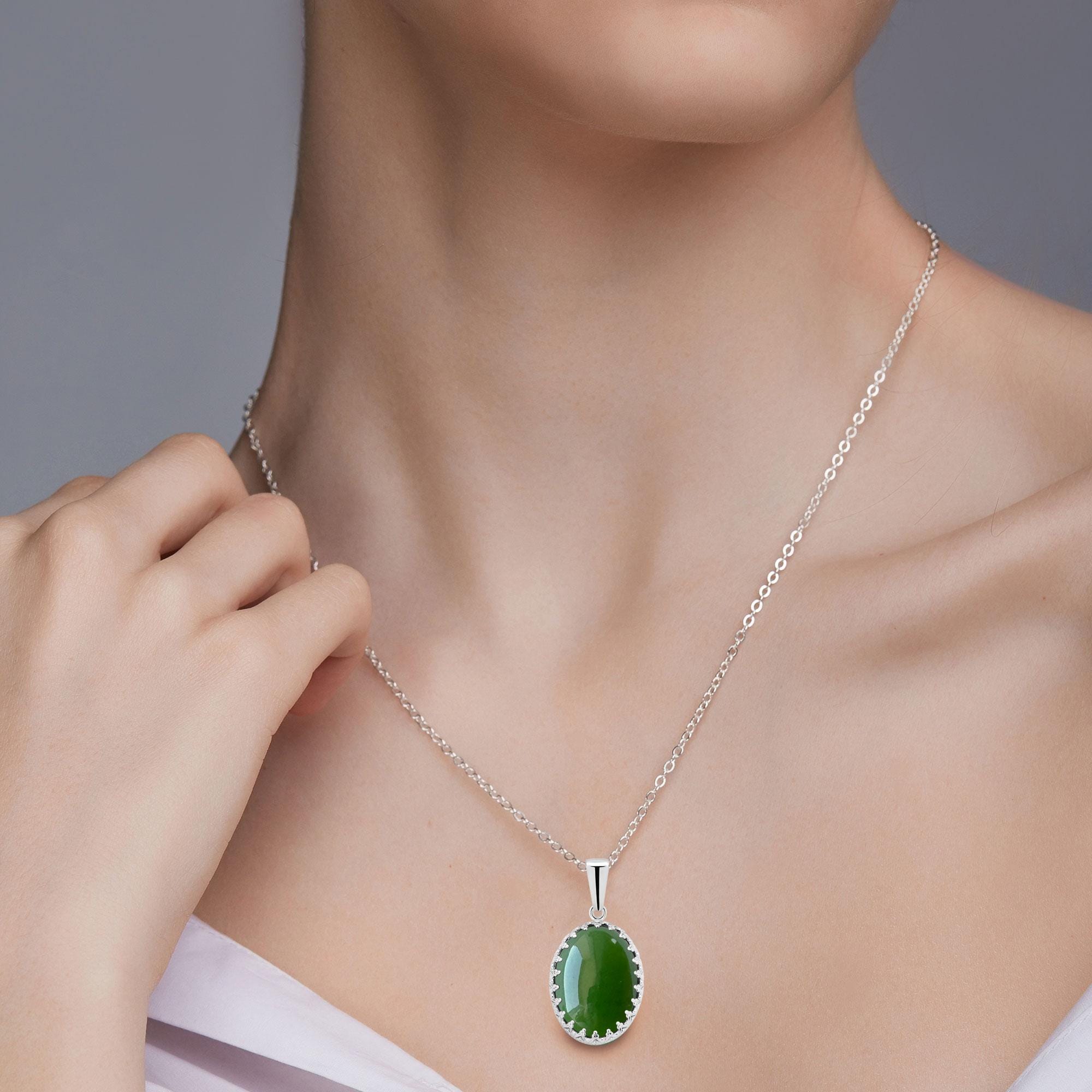 ヴィンテージ風のグリーン ジェイド ネックレス (14K ゴールド
