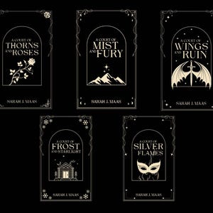 Könnte beinhalten: Fünf Buchcover mit schwarzen Hintergründen und goldenem Text und Illustrationen. Die Titel lauten "A Court of Thorns and Roses", "A Court of Mist and Fury", "A Court of Wings and Ruin", "A Court of Frost and Starlight" und "A Court of Silver Flames".