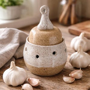 Handgemaakte aardewerken knoflookpot: geventileerde keukenopslag