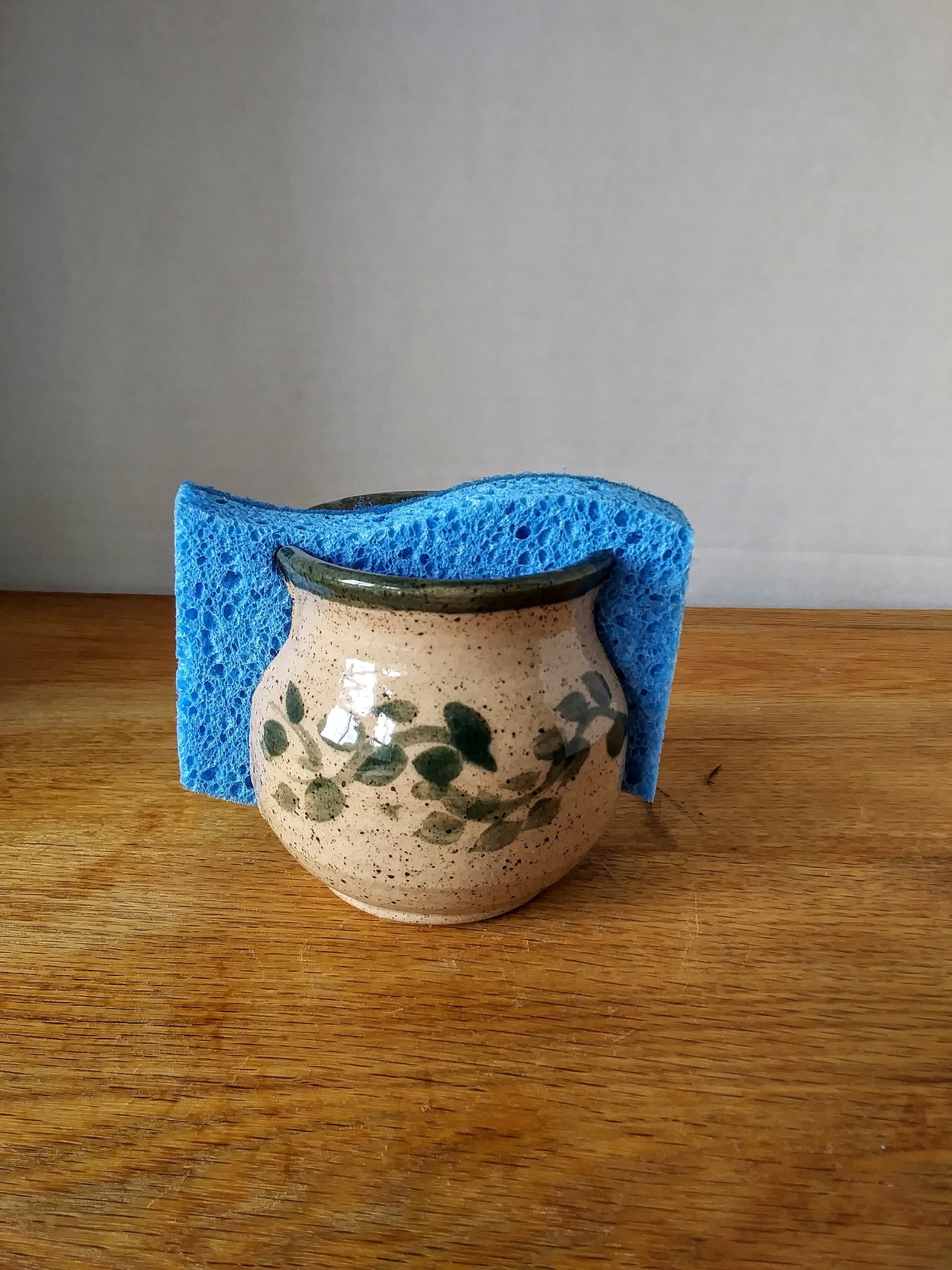 Hand-Thrown Stoneware Sponge Holder: Green ivy