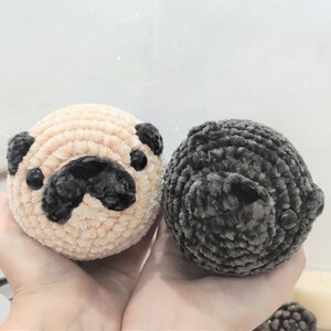 パグのぬいぐるみ：手作りのかぎ針編みのパグのぬいぐるみ