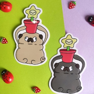 Puede incluir: Dos pegatinas de perro pug con una flor amarilla sonriente en la parte superior de sus cabezas. Los pugs llevan macetas rojas en la cabeza. Un pug es marrón y el otro es negro.