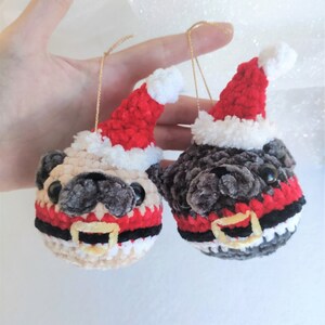 Pu&ograve; includere: Due ornamenti di carlino all'uncinetto con cappelli di Babbo Natale e abiti rossi e bianchi. I carlini sono beige e grigi.