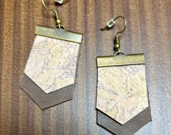 Pendientes de corcho beige claro y cuero genuino marrón con ganchos de latón