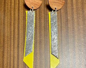 Pendientes de cuero genuino con estampado de disco de plata y chartreuse con postes de madera