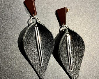 Pendientes de hoja de cuero genuino negro con dije de plata y postes de madera.