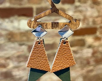 Pendientes de cuero genuino color coñac y verde con pasadores de plata