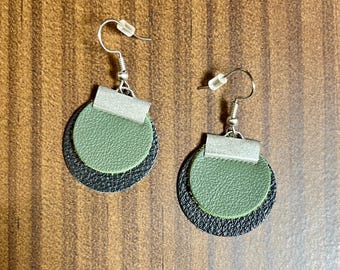 Pendientes de cuero genuino negro y verde oliva con ganchos de plata