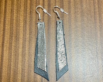 Pendientes de cuero genuino negro con diseño de disco plateado y ganchos plateados