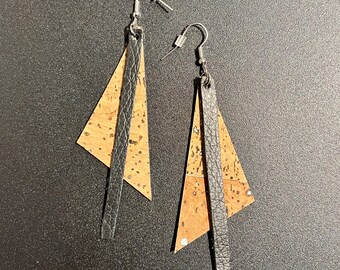 Pendientes de corcho natural con motas plateadas y cuero genuino negro con ganchos plateados