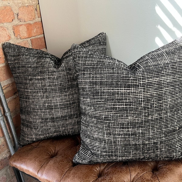 18 "x 18" Plüschkissen mit Einsätzen (2er-Set) - Maharam ""Croft"" Stoff ist eine wunderschön gewebte strukturierte schwarze und cremefarbene Wollmischung