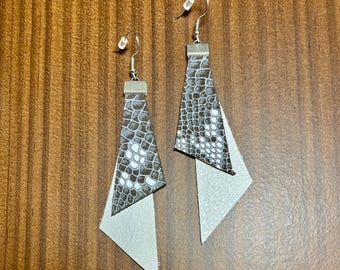 Pendientes de piel de serpiente gris y cuero genuino blanco con ganchos plateados