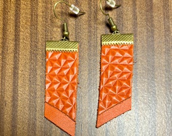 Pendientes de cuero genuino naranja en relieve con ganchos de latón