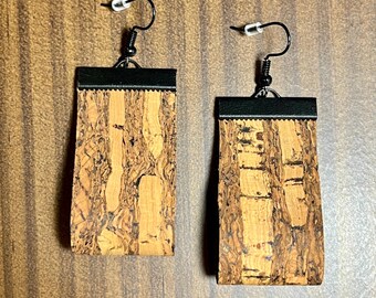 Pendientes de corcho natural con cierre de gancho negro mate