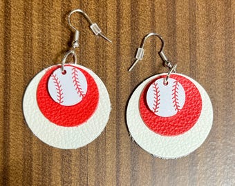 Pendientes de béisbol de cuero de los Phillies o los Reds: dijes acrílicos grabados, ganchos plateados