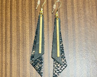 Pendientes de piel auténtica negra con diseño de serpiente metálica y ganchos dorados