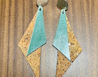 Pendientes de corcho natural y cuero genuino verde con pasadores de plata