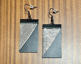Pendientes de cuero genuino negro con diseño de disco plateado y ganchos negros