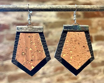 Pendientes de corcho marrón y cuero genuino negro con ganchos de plata
