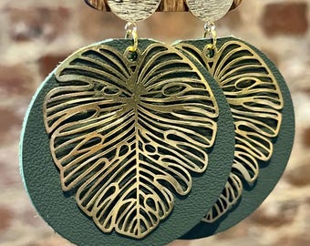 Pendientes de cuero genuino verde con postes dorados y hojas de monstera