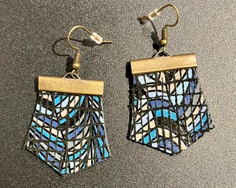 Pendientes de cuero genuino con diseño de pavo real y vitrales en azul, turquesa, beige y negro, con ganchos de latón.