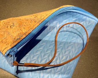 Clutch de corcho y piel sintética azul con correa para la muñeca - Estuche con cremallera/neceser con muestras de tela reciclada