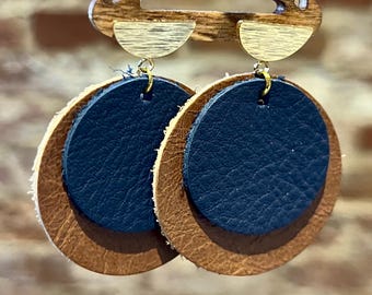 Pendientes de cuero genuino color coñac y azul marino con pasadores dorados