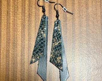 Pendientes de piel auténtica negra con diseño de serpiente metálica y ganchos negros mate