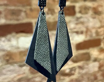 Pendientes de corcho negro y cuero genuino verde metalizado en relieve con postes negros brillantes