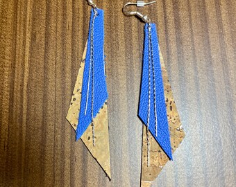 Pendientes de corcho natural y plateado y cuero genuino azul cobalto con ganchos de plata