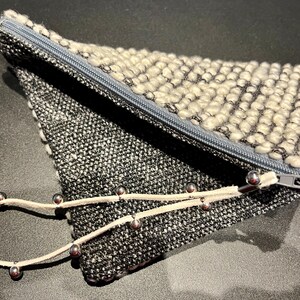 Sacchetto con cerniera testurizzato grigio e crema realizzato con campioni di tessuto riciclato *ORA con cinturino da polso* regalo, pochette, borsa da viaggio/cosmetici/toilette